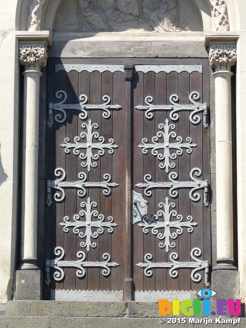 FZ016573 Church door in Hatzenport